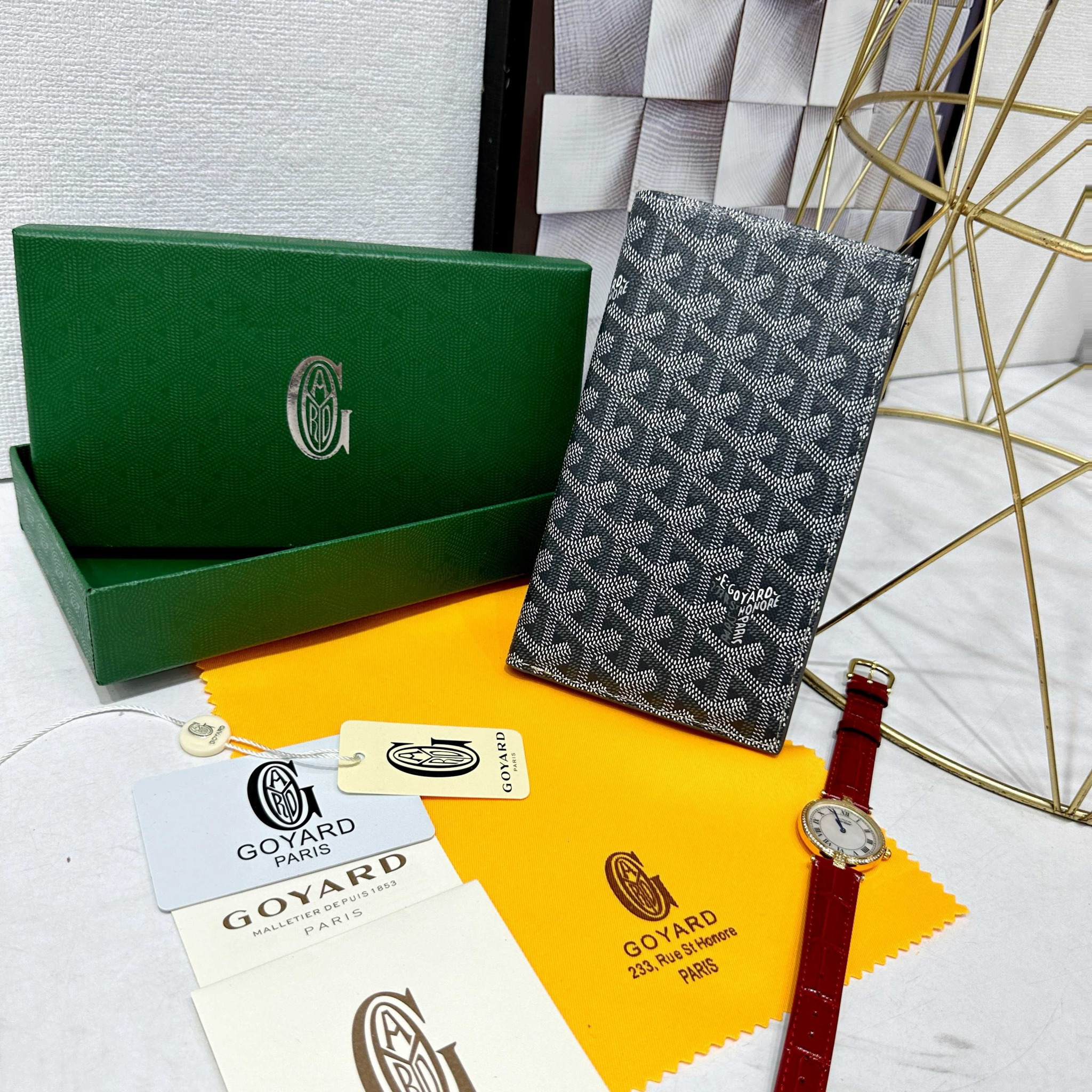 Accessories Womens Wallets — 8f391052 angle 1